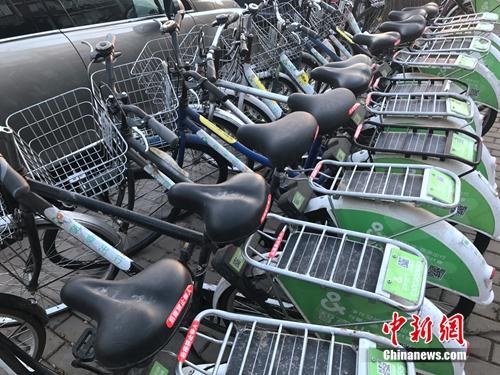 多地共享單車呈飽和狀態 有車輛無人騎落滿灰塵