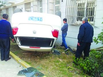 新手女司機倒車連續撞斷2棵樹后四輪朝天