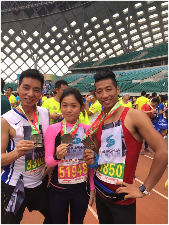 2015深圳國際馬拉松收官 刷刷手環成選手標配