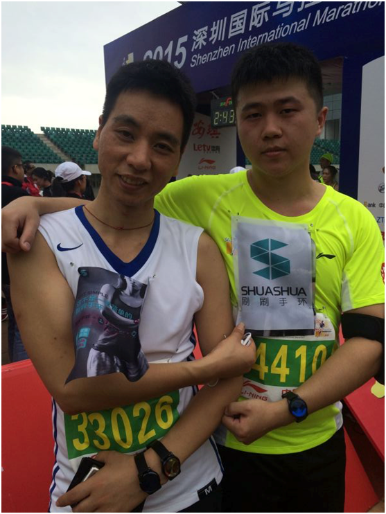 2015深圳國際馬拉松收官 刷刷手環成選手標配